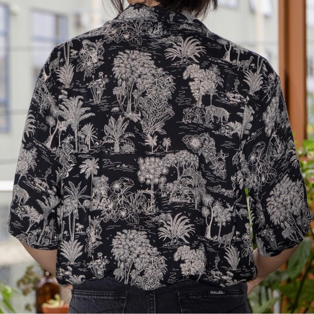 Black Tropical Print Women's Short-Sleeve Top